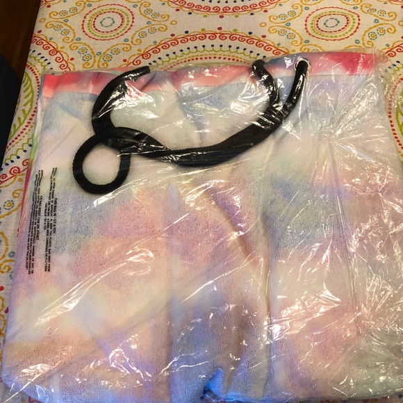 LAST ONE!!!!   BNWT Pink Victoria’s Secret Packable Towel Tote - Picture 5 of 5